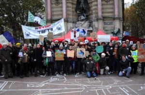 première manifestation citoyenne Stop TAFTA à l'initiative du collectif citoyen les Engraineurs, Paris le 24 novembre 2013." 
